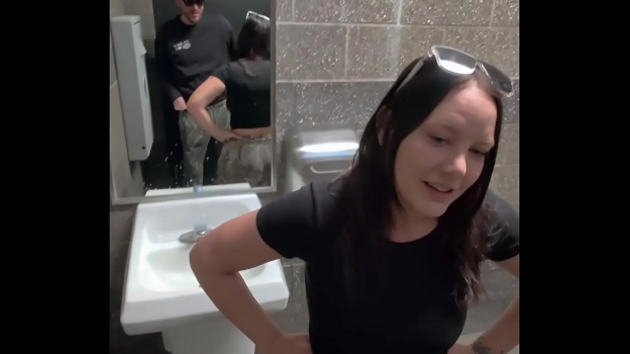 Esposa guarrilla se cuela en el baño de la gasolinera para ser FOLLADA