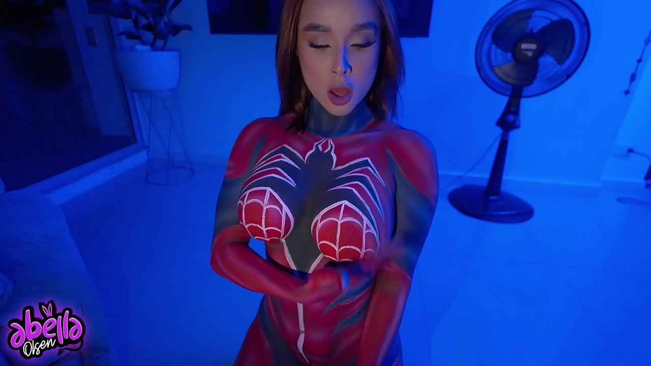 La caliente SPIDEWOMAN se folla a su fan y lo monta hasta que se CORRE