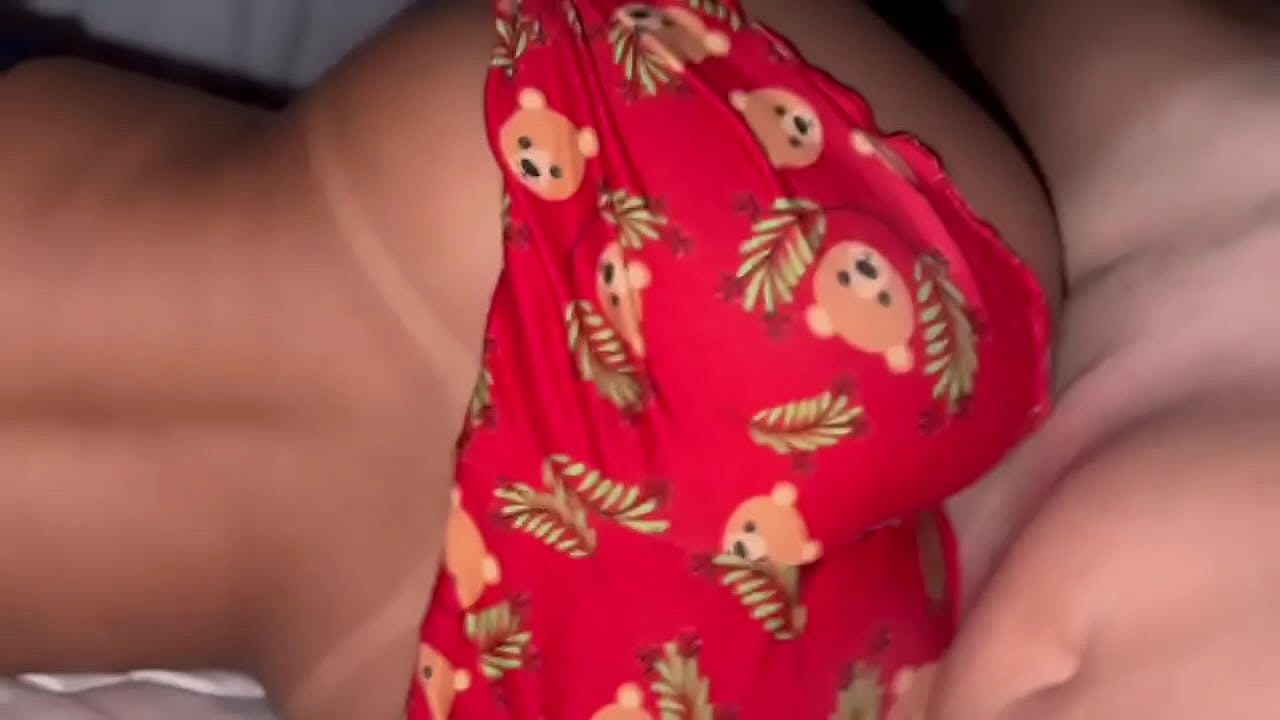 Esposa hambrienta de pollas se acuesta con pantalones cortos para burlarse de su marido