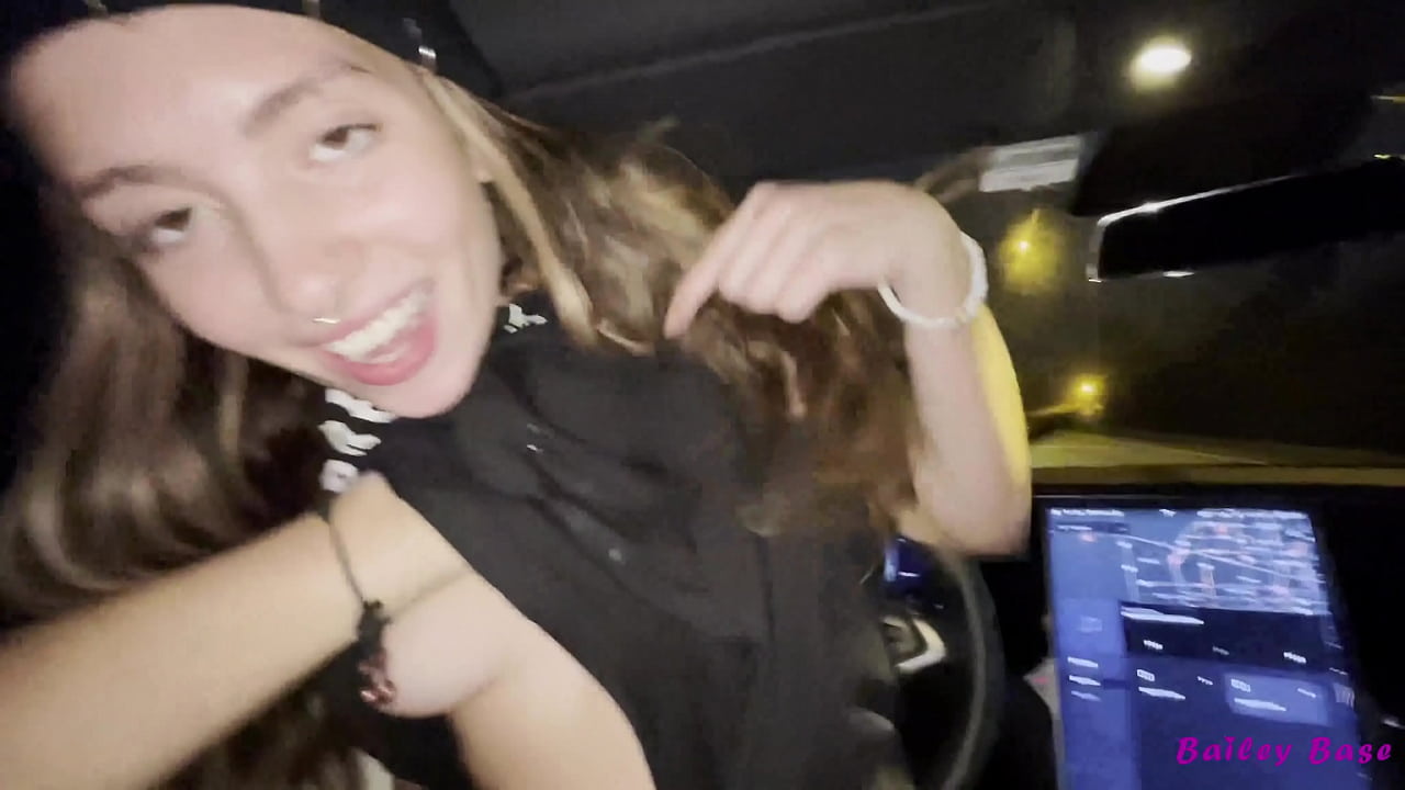 Follando una cita caliente mientras el coche Tesla conduce por las calles por la noche