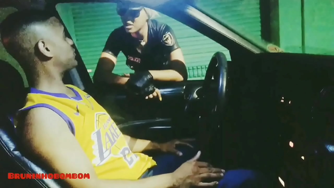 Oficial de policía tiene sexo dentro del auto