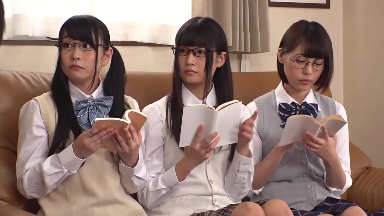 ¿¡La curiosidad intelectual de las tres hermanas de gafas literarias hurañas va al deseo sexual!? Ser testigo de unos genitales masculinos que solo se conocían en los libros, ¡explota la libido!