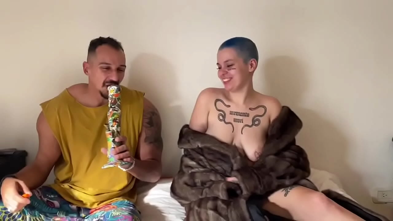 Fumé uno con mi amiga argentina, creo que se drogó y follamos bien con semen en su boca (Buenos Aires, Argentina)
