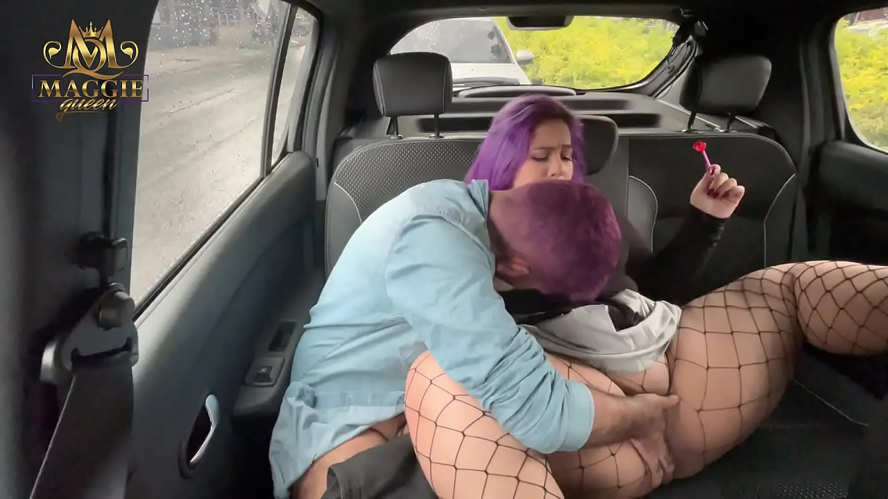 Mi Uber graba cómo me follo a mi novio en el auto