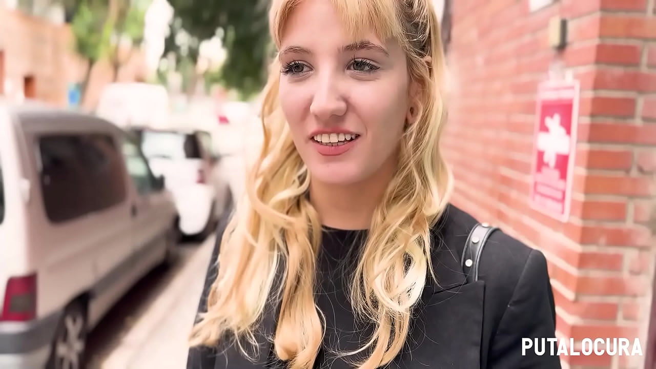 La argentina caliente Agustina es pillada por Torbe en la calle y se lo folla
