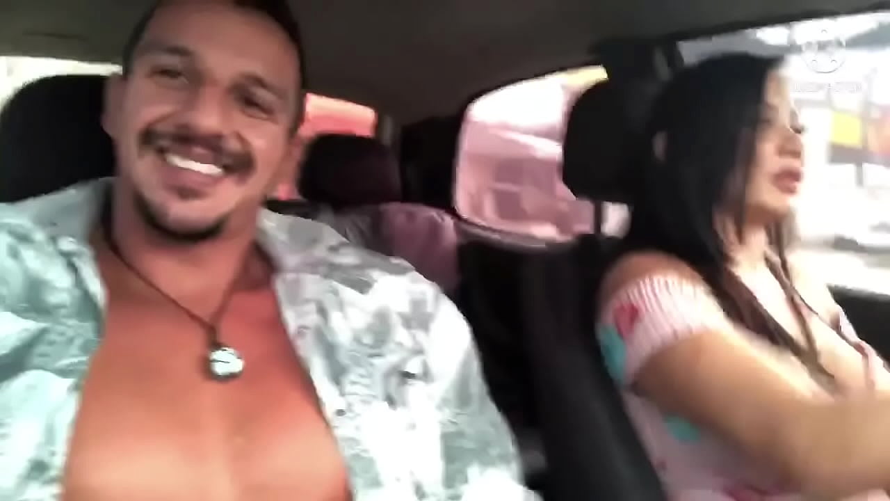Pedí un uber el chofer me dio suave me la comí en el carro y me corrí en su boca ella aún se reía con la chingada en la boca