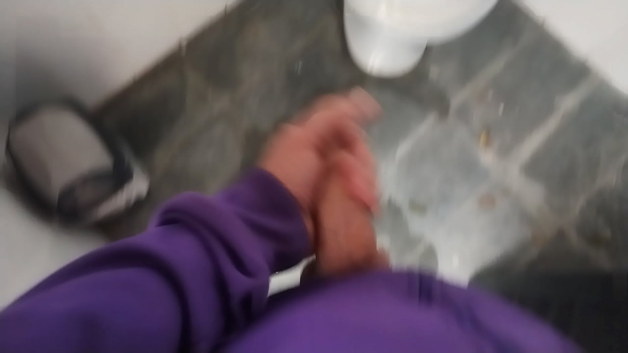 El albañil apareció para terminar el trabajo y encontró a su jefa limpiando el área de la piscina y la convenció de ir al baño y hacerle una mamada.