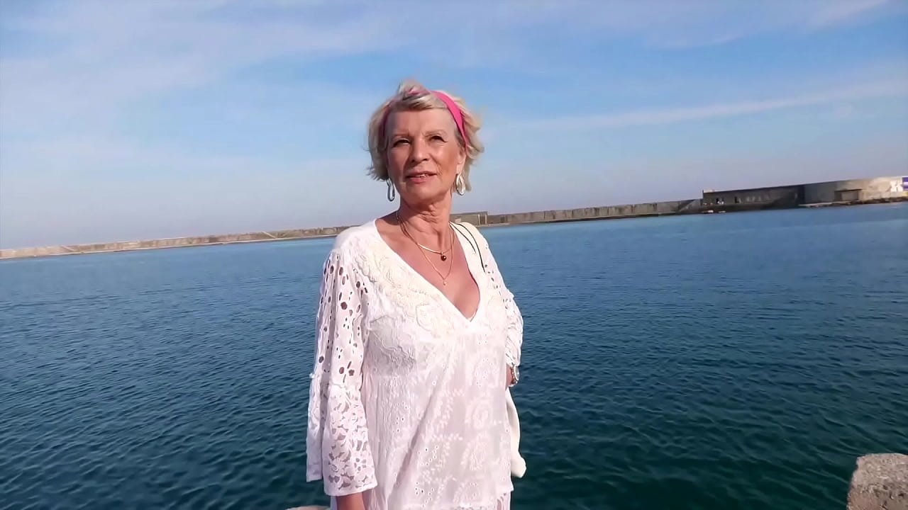 ¡A sus 70 años, Eva le da un mordisco a dos jovencitos!