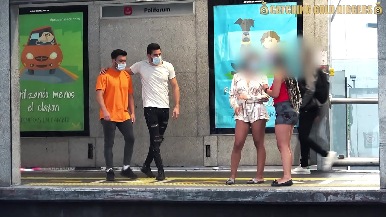 Conociendo A Dos Chicas Sexy En La Parada De Autobús Termina En Un Increíble CUARTETO De Regreso A Casa