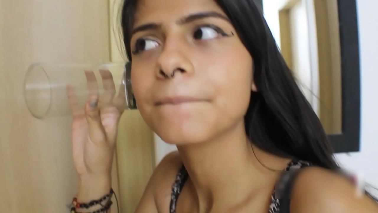 SOPRENDO A MI CUÑADO MASTURBANDOSE Y ME PONGO TAN CALIENTE QUE ACABO MONTANDO SU VERGA Y ME TRAGO SU LECHE.