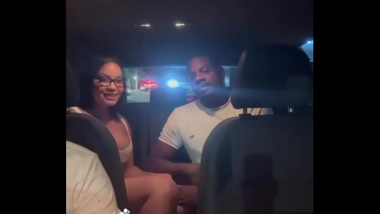Marido corno pede para motorista de app foder sua linda esposa asiática no meio da corrida negão encheu a Safada de leite em público