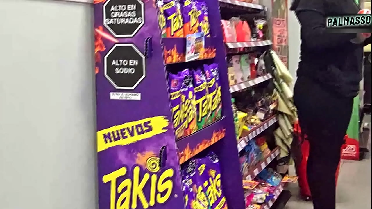 Estaba esperando a mi novio en la bodega y un desconocido me convenció para grabar un video – Espero que mi novio no se entere que tengo la corrida de otra persona en mi coño, pues el condón se rompió!